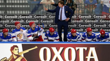 Oļegs Znaroks pasaules hokeja čempionātā Minskā dod komandas Krievijas spēlētājiem. Foto: EPA/LETA