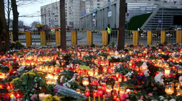 Zolitūdē joprojām deg sveces un gulst ziedi bojāgājušo piemiņai. Foto: Dmitrijs Suļžics, F64