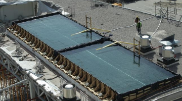 Izmeklēšanas eksperimenta rezultātā sagruvušā lielveikala "Maxima" jumta konstrukcijas nav izturējušas ūdens svara spiedienu un tā rezultātā pārlūzušas, bet ūdens baseinos palicis. Foto: Ieva Čīka, LETA