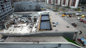 Izveidotie baseini uz Zolitūdes lielveikala drupu atlikušā jumta, lai veiktu policijas eksperimentu. Foto: Ieva Čīka, LETA