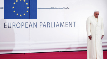 Romas pāvests Francisks uzrunā Eiropas Parlamentā aicināja Eiropu no jauna uzņemties pasaules līderes lomu. Viņš ieteica cīnīties ar nelegālās migrācijas iemesliem, nevis sekām, proti, sniegt palīdzību migrantu mītnes zemēs. Iepriekšējā pāvesta vizīte parlamentā notika pirms 25 gadiem, kad 1998.gada 11.oktobrī tur viesojās Jānis Pāvils II.