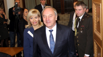 Valsts prezidents Andris Bērziņš ierodas Ministru kabinetā uz Laimdotas Straujumas vadītās otrās valdības pirmo sēdi. Foto: Kaspars Krafts, F64
