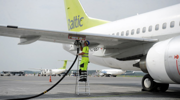 Ar degvielu tiek uzpildīta "airBalic" lidmašīna. Foto: Edijs Pālens, LETA