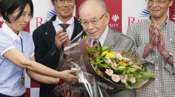 Viens no Nobela prēmijas laureātiem Meijo Universitātes profesors Isamu Akasaki (otrais no labās) saņem kolēģu apsveikumus. Foto: AFP/LETA