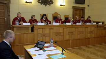 No "Saskaņas" 12.Saeimā ievēlētais deputāts Andrejs Elksniņš (no kreisās), Augstākās tiesas Administratīvo lietu departamenta tiesneši Andris Guļāns, Ilze Skultāne, Dace Mita, priekšsēdētāja Veronika Krūmiņa, Rudīte Vīduša, Jautrīte Briede, Vēsma Kakste un Līvija Slica piedalās Augstākās tiesas sēdē, kurā skata partijas "Saskaņa" pieteikumu, ar kuru pārsūdzēti Centrālās vēlēšanu komisijas apstiprinātie 12.Saeimas vēlēšanu rezultāti. Foto: Ieva Čīka, LETA