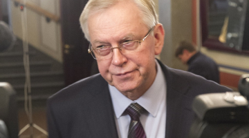 ZZS frakcijas vadītājs Augusts Brigmanis atbild uz žurnālistu jautājumiem. Foto: Ģirts Ozoliņš, F64