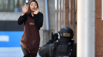 Viena no atbrīvotajām ķīlniecēm pamet kafejnīcu. Foto: AFP/LETA