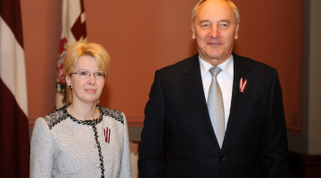 Valsts prezidents Andris Bērziņš un 12.Saeimas priekšsēdētāja Ināra Mūrniece tikšanās laikā Melngalvju namā. Foto: Ieva Lūka, LETA