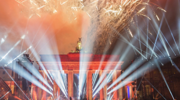 Grandiozs šovs svētdien notika pie Brandenburgas vārtiem. Foto: EPA/LETA
