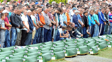 Šogad jūlijā Bosnijas musulmaņi, ģimenes locekļi un 1995.gadā Srebrenicas slaktiņu pārcietušie upuru mirstīgo atlieku apbedīšanas ceremonijā kapsētā Potocarion netālu no Srebrenicas. Foto: AFP/LETA