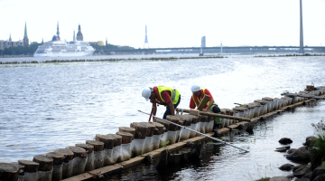 Paaugstināta radona klātbūtne ir gar abiem Daugavas krastiem vietās, kur raksturīgas vairākas plaisas upes gultnes dolomītā un seismiski aktīvu lūzumu joslās. Foto: Evija Trifanova, LETA