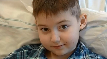 Mazais Dāvis pēc ārstēšanās ASV atgriežas Latvijā. Foto no LTV7