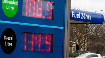 Degvielas uzpildes stacija Londonā otrdien. Foto: AFP/LETA