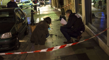 Francijas policisti pēta nozieguma vietu Dižonā. Foto: AFP/LETA