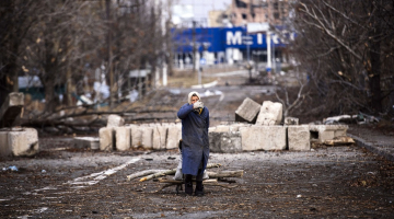 Doņeckas realitāte - veca sieviete velk mājās malku no sabombardētā lidostas rajona. Foto: AFP/LETA