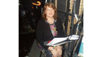 Ja iestudējuma scenogrāfija nepieļauj sufliera būdiņas jumtu skatuves priekšplānā, nākas strādāt aizkulisēs.