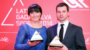 Divkārtējā Eiropas čempione brīvajā cīņā sievietēm Anastasija Grigorjeva ar balvu nominācijā "Labākā Latvijas sportiste" un Latvijas skeletonists Martins Dukurs ar balvu nominācijā "Labākais Latvijas sportists" piedalās "Latvijas Gada balvas sportā 2014" apbalvošanas ceremonijā kultūras pilī "Ziemeļblāzma". Foto: Ieva Lūka, LETA