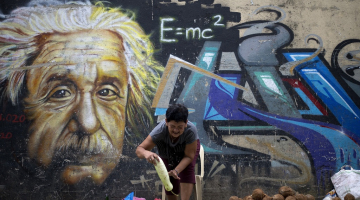 Pazīstamā zinātnieka Alberta Einšteina portrets sienas gleznojumā Manilā ar viņa formulu E=mc2. Foto: AFP/LETA