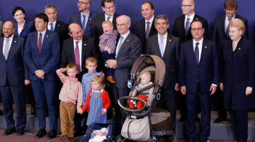 Eiropas valstu līderi un EP prezidents Hermanis van Rompejs pozē kopā ar bērniem pēc vienošanās. Foto: AFP/LETA