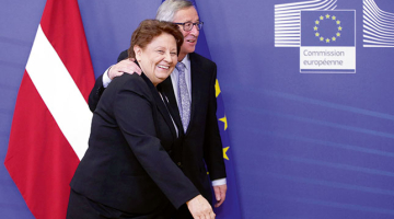 Eiropas Komisijas prezidents Žaks Klods Junkers sanāksmē Briselē 3.decembrī sagaida Latvijas valdības vadītāju Laimdotu Straujumu, kad tika apspriesti gaidāmās Latvijas prezidentūras jautājumi.