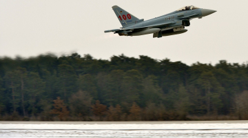 Vācijas gaisa spēku lidmašīna "Eurofighter". Foto: AFP/LETA