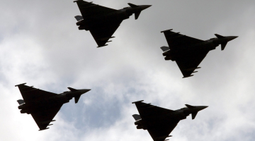 NATO lidmašīnas "Eurofighter" lidojumā. Foto: EPA/LETA