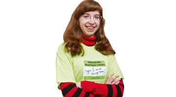 Rakstniece Laura Dreiže (24) novembrī rūpējas par Latvijas NaNo romāna rakstītāju labklājību, par ko pienākas īpašs krekliņš.