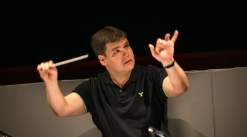 Diriģents Andris Poga. Piektdien, 31.oktobrī  tiešraidē no Lielās ģildes tiks raidīts koncerts "Reinis Zariņš. Mākoņi. Čaikovskis", kurā piedalās pianists Reinis Zariņš un Latvijas Nacionālais simfoniskais orķestris diriģenta Andra Pogas vadībā. Foto Andrejs Terentjevs, F64