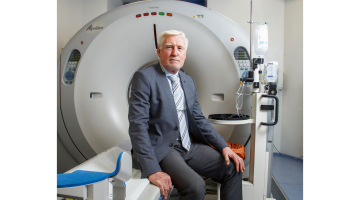 ARS valdes priekšsēdētājs Māris Andersons 26 gadus vada medicīnas sabiedrību, bet jau 20 gadus nestrādā par pulmonologu. «Nevar attīstīt ārsta un uzņēmēja intuīciju vienlaikus,» savu izvēli paskaidro Māris Andersons.