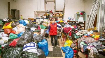 «Ir cilvēki, kuri savāc saplēstas drēbes un, lai nebūtu jāmet miskastē, ziedo. Tādas neviens nevēlas vilkt, un mums tik un tā tās jāizmet,» novērojusi Astrīda Reitere.