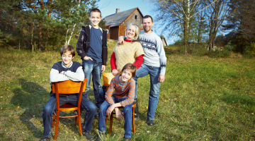 Artūrs, Mārtiņš, Tedis, viņu mamma Liza un tētis Māris pie mājām Medumu pagastā, kur Duntavi sākuši dzīvot vienkāršu lauku dzīvi.