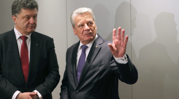 Vācijas prezidents Joahims Gauks (no labās) sarunā ar Ukrainas prezidents Petro Porošenko. Foto: EPA?LETA