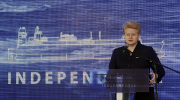 Lietuvas prezidenta Daļa Grībauskaite peldošā gāzes termināļa "Independence" atklāšanā. Foto: EPA/LETA