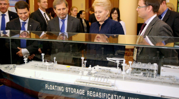 Lietuvas prezidente Daļa Grībauskaite pie sašķidrinātās dabasgāzes (LNG) peldošās uzglabāšanas termināļa modeļa. Foto: AFP/LETA