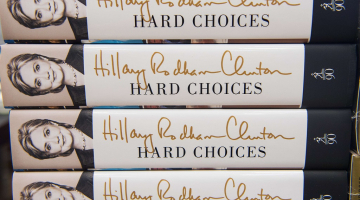 Šovasar izdotā bijušās ASV valsts sekretāres Hilarijas Klintones memuāru grāmata. Fotyo: AFP/LETA