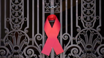 Simboliskā lentīte atbalstam cīņā pret HIV/AIDS infekciju. Foto: AFP/LETA