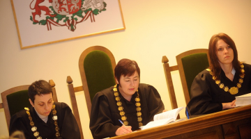 2011.gads. Jūrmalas tiesas tesneses Ilze Freimane (no kreisās), Solvita Glaudāne un Gundega Lapiņa Jūrmalas pilsētas tiesas sēdes laikā, kurā izskata krimināllietu, kurā par kukuļdošanu personu grupā pēc iepriekšējas vienošanās apsūdzēti bijušais Jūrmalas mērs Raimonds Munkevics un bijušais "Jūrmalas ātrās palīdzības" valdes loceklis Normunds Pīrants. Foto: Lita Krone, LETA