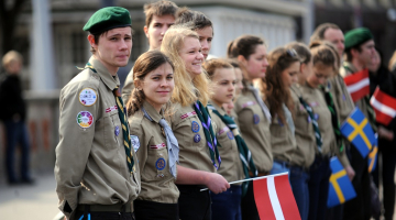 Jaunieši šogad pulcējušies pie Brīvības pieminekļa uz Valsts prezidenta Andra Bērziņa un Zviedrijas karaļa Kārļa XVI Gustava ziedu nolikšanas ceremoniju. Foto: Edijs Pālens, LETA