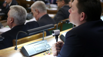 Saeimas deputāts Arturs Kaimiņš ar savu videokameru parlamenta sēdē. Foto: Evija Trifanova, LETA