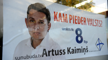 Saeimas deputātu Artusu Kaimiņu nedēļas nogalē Vecrīgā aizturēja uz ielas patrulējošā Rīgas Pašvaldības policija. Deputāts "Latvijas 1.rokkafejnīcā" bijis stiprā reibumā un, stāvot pie bāra letes, traucējis apkalpot citus klientus, tāpēc izraidīts no kafelnīcas. Foto: Edijs Pālens, LETA