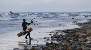 Kaitotājs pērnā gad beigās Mangaļsalā. Fotogrāfijā attēlotajam nav tieša sakara ar rakstā aprakstīto. Foto: Ģirts Ozoliņš, F64