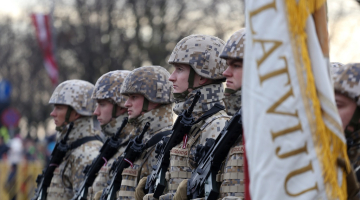 Latvijas armijas karavīri parādē valsts svētkos. Foto: Evija Trifanova, LETA