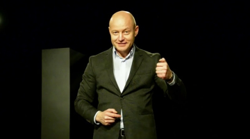 Aktieris Ģirts Ķesteris.