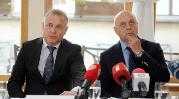 Ukrainas uzņēmuma "KVV Group" īpašnieks Valērijs Krištals (no kreisās) un "KVV Group" pārstāvis, kurš atjaunos a/s "Liepājas metalurgs" darbību, Igors Kovaļenko piedalās preses konferencē, kurā informē par plāniem saistībā ar maksātnespējīgā uzņēmuma AS "Liepājas metalurgs" iegādi un darbības atjaunošanu. Foto: Edijs Pālens, LETA