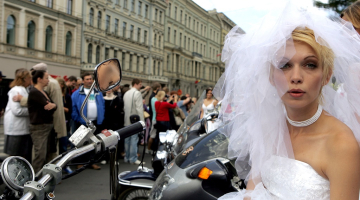 Līgava uz motocikla. Foto: Evija Trifanova, LETA