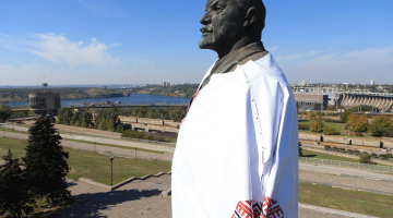 Zaporožjes iedzīvotāji šoruden milzīgo Ļeņina skulptūru ietērpa Ukrainas nacionālajā tautiskajā kreklā, kas izrakstīts tautas ornamentiem. Foto: ITAR-TASS/LETA