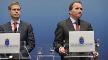 Zviedrijas premjerministrs Stēfans Levēns (no labās) un Zaļās partijas pārstāvis Gustavs Fridolins preses konferencē. Foto: EPA/LETA