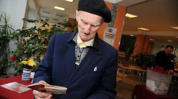 Bijušais lidotājs, kurš vēlējās nobalsot ar savu Krievijas pilsoņa pasi, ieradies uz 12. Saeimas vēlēšanām 56. vēlēšanu iecirknī Rīgas 72.vidusskolas telpās. Foto: Edijs Pālens, LETA