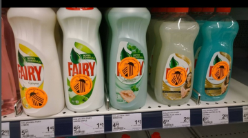 Lietuvā ar "kolorado vabolēm" marķētās preces veikala plauktā. Foto no "Delfi.lt"