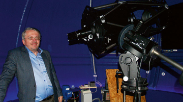 «Esam jau vietējām skolām paziņojuši, ka observatorija ir atvērta. Labāk lai bērni brauc šurp, nekā iet uz naktsklubiem,» lauku mājās Balgalē savu sapni piepildījis uzņēmējs Sergejs Kļimanskis.